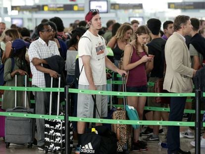 Snaking lines at security checkpoints in Barcelona's El Prat airport on Thursday.