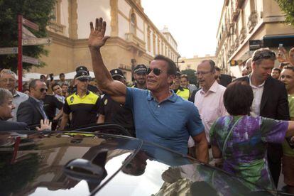 Arnold Schwarzenegger greets fans in the center of Almería, where in 2014 he received a medal and a plaque on the Almería Walk of Fame.