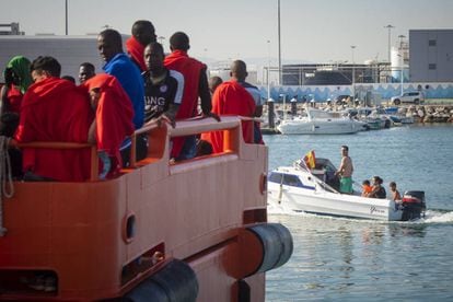 Migrants arrive in Tarifa.