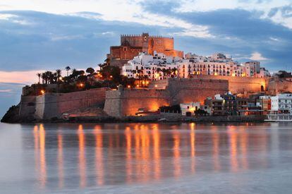 This medieval seaside city that juts out from the mainland features a maze of lanes that wind around its Knights Templar castle, the Castillo del Papa Luna, which rises up from a rock. The city was one of the driving forces behind the creation of the Most Beautiful Villages of Spain association, presented officially along with 13 other towns in 2013 (www.lospueblosmasbonitosdeespana.org).