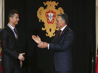 Cristiano Ronaldo (left) and Portuguese President An&iacute;bal Cavaco Silva.  