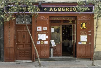 This almost 200-year-old establishment in the Barrio de las Letras – Calle de las Huertas, 18 – occupies the exact spot where Miguel de Cervantes lived and wrote the second half of Don Quixote and The Travails of Persiles and Sigismunda. Opened in 1827, its façade and antique sink add to its timeless ambience, and was a favorite of Madrid’s first democratically elected mayor, Enrique Tierno Galván, who dropped by almost daily to snack on meatballs and croquettes.