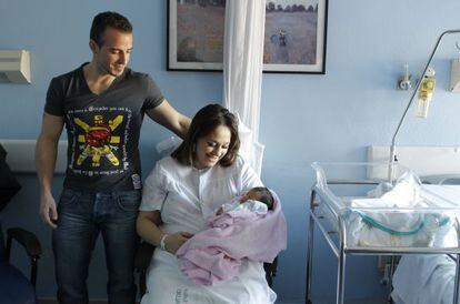Baby Estrella and her parents in the Virgen del Roc&iacute;o hospital in Seville.