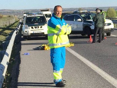 Emergency services next to the body of the man shot on Tuesday by a Civil Guard officer.