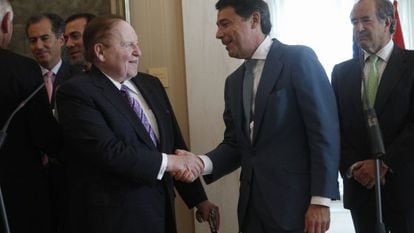 Sheldon Adelson and Madrid regional leader Ignacio Gonz&aacute;lez in Madrid on Tuesday.