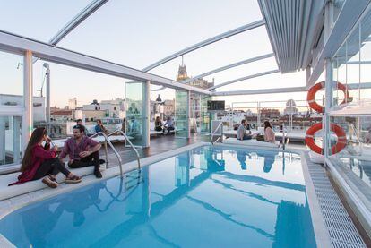 The rooftop bar of Room Mate Óscar hotel, located in the Chueca neighborhood, is an authentic urban oasis. Complete with a pool, lounge chairs and a large bar, the space offers panoramic views of the city skyline.