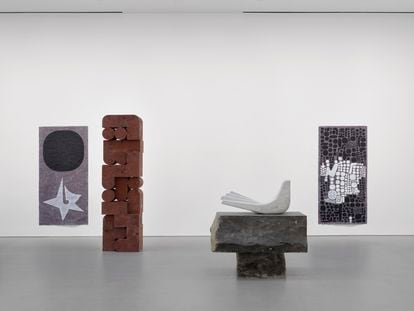 La exposición de Pedro Reyes en la galería Lisson combina su obra gráfica en papel amate con esculturas monumentales talladas en piedra volcánica.