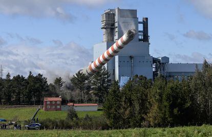 Blasting of the chimney of the Meirama thermal power plant, on March 1, 2023, in Cerceda, A Coruña, Galicia, Spain