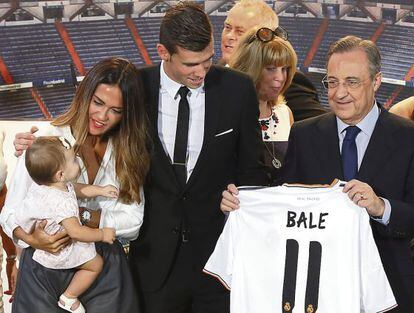 Gareth Bale (c) with his family and Real Madrid president Florentino P&eacute;rez at the player&#039;s presentation at the club. 