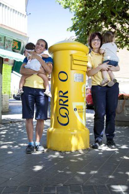 Violeta (r) and Sara have filed complaints about their working conditions at Correos when they were pregnant.