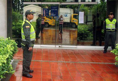 Colombian police guard Electricaribe's main offices.