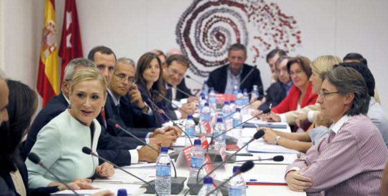 Regional premier Cristina Cifuentes (l) visits the newly inaugurated refugee support office in Madrid.