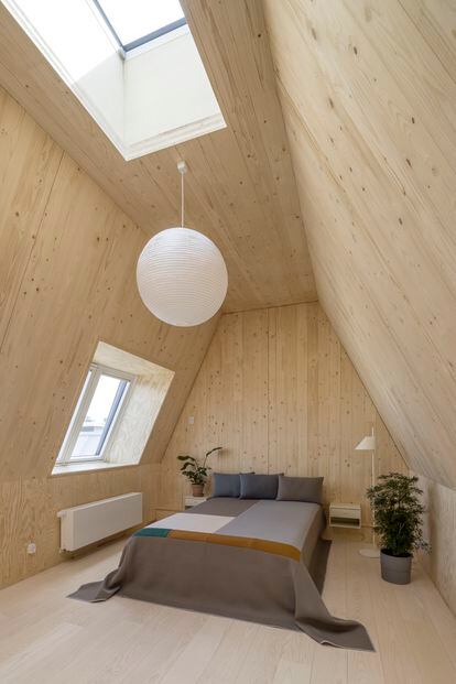 Caption: The third floor of this experimental house, which has light and ventilation, thanks to the VELUX modular skylights.