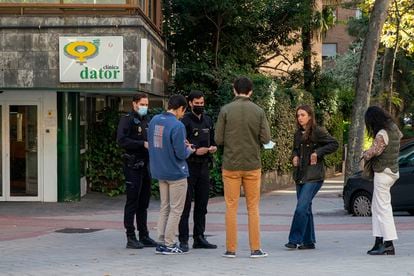 Police ask volunteers in front of Dator clinic in Madrid for their ID. 