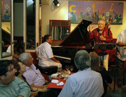Paquito D&rsquo;Rivera performs in the Caf&eacute; Central for an audience that includes author Mario Vargas Llosa (third from left).