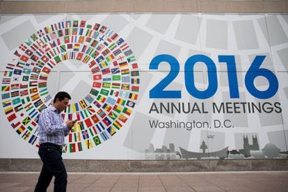 A mural announcing the 2016 IMF meetings.