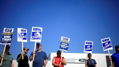 United Auto Workers (UAW) union members picket outside Ford's Kentucky truck plant after going on strike in Louisville, Kentucky, U.S. October 12, 2023.