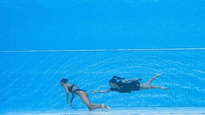 La entrenadora de la selección de EE UU de natación artística, la española Andrea Fuentes, se dirige a rescatar a Anita Álvarez, que se desmayó tras realizar su ejercicio el miércoles en el Mundial de Natación que se celebra en Budapest. 