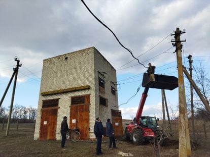 Residents of Krasnohorivka attempted to fix downed power lines on Monday. 