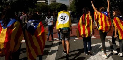 A group of students wearing the Catalan flag march in favor of the referendum.