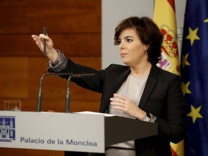Soraya Saenz de Santamaría speaks at the Moncloa Palace about Puigdemont's letter to the government.