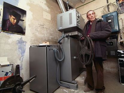 Javier Escarceller in the projection room of the Cine Moderno in Caseres.