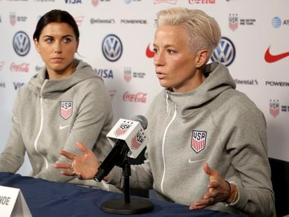 Soccer players Megan Rapinoe (r) and Alex Morgan during a press conference in New York.