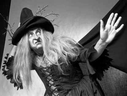 Tenor Andrea Velis, from the Metropolitan Opera, dressed as a witch in 'Hansel and Gretel' in December 1971.