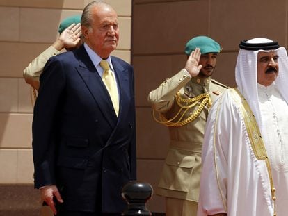 Spain's emeritus king Juan Carlos (left) with the ruler of Bahrain, Hamad bin Isa bin Salman Al-Khalifa, on May 1, 2014.