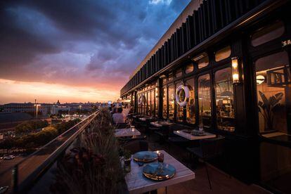 The rooftop bar of the Hotel Only You Atocha is located right in front of the famous Atocha train station. Drop by on Sunday and enjoy brunch and the incredible views.