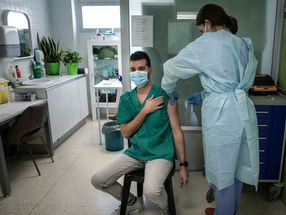 A health worker administers a Covid-19 vaccine in Valencia.