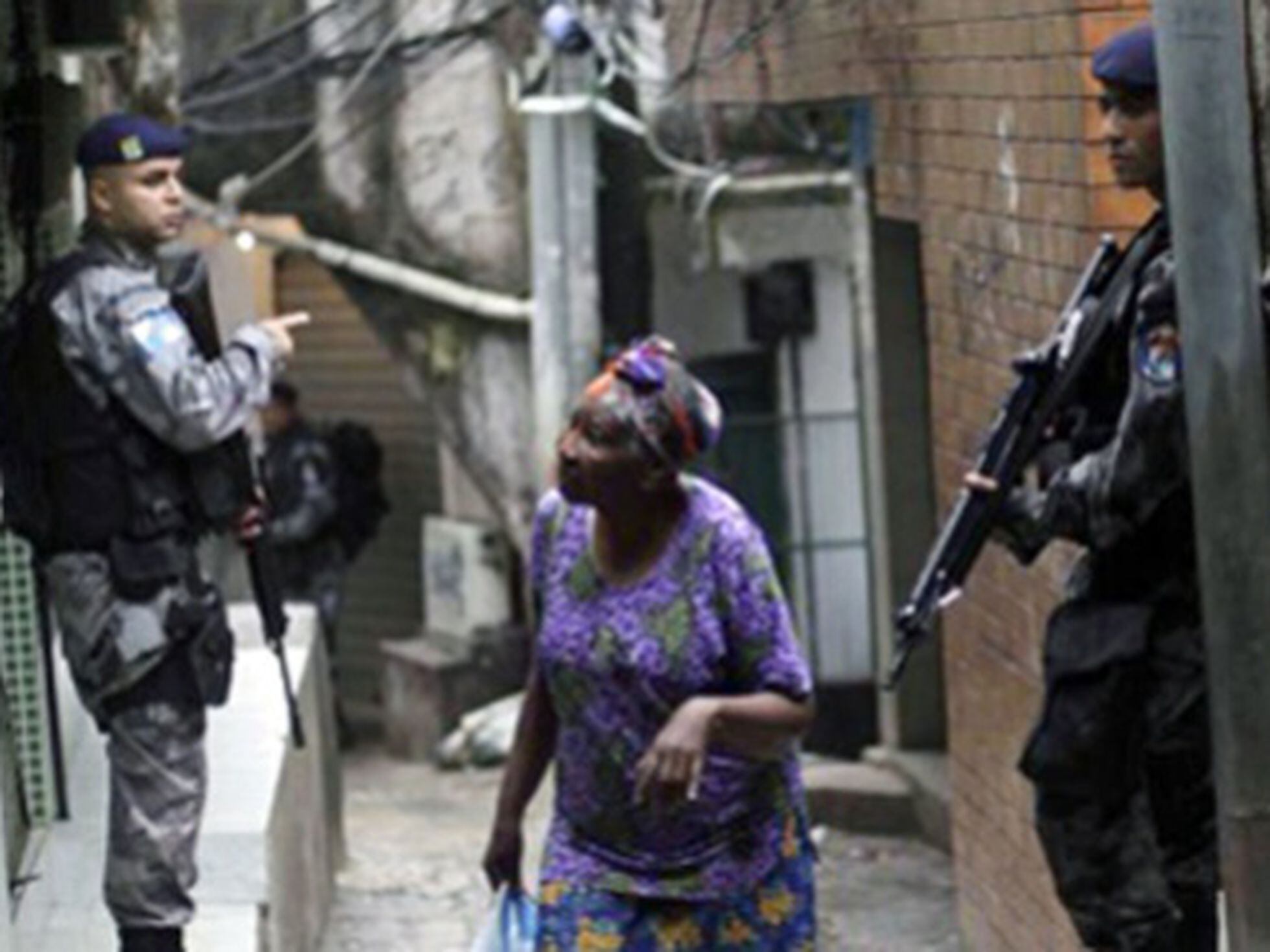 Violence breaks out in Brazilian favelas ahead of Pope Francis