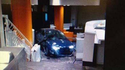 Security footage of the car after it crashed into PP headquarters in Madrid.