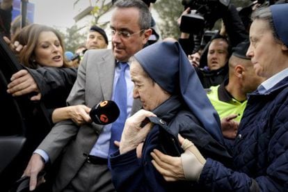 Mar&iacute;a G&oacute;mez Valbuena (C) leaves a court in Madrid after refusing to testify for her alleged involvement in a case of stolen children. 