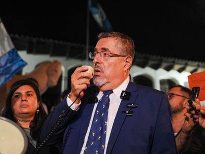 Bernardo Arévalo addresses his followers in front of the Constitutional Court in Guatemala City; July 1, 2023.