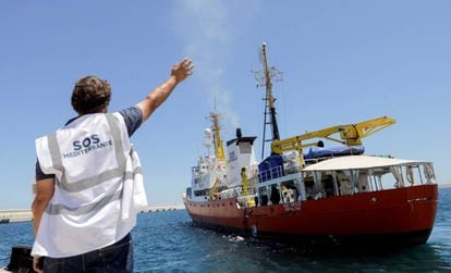 An NGO worker waves to the ‘Aquarius’ as it leaves Spain.
