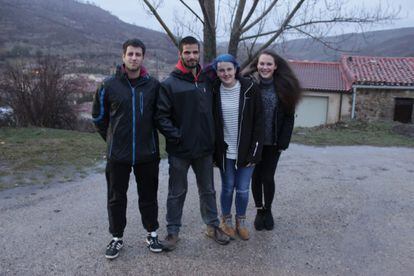The brothers Fernando and Gonzalo with Andrea and Julia.