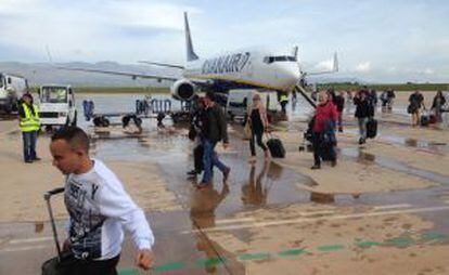 The first Ryanair flight lands at Castellón Airport.