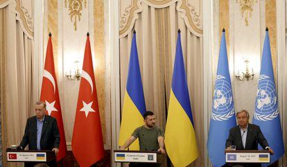 (l.r) Turkish President Recep Tayyip Erdoğan, Ukrainian President Volodymir Zelenskiy, UN Secretary General António Guterres.