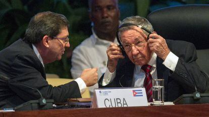 Raúl Castro (r) and Cuban Foreign Minister Bruno Rodríguez.