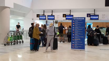 Passengers this week at the Ryanair counter in Madrid-Barajas airport.