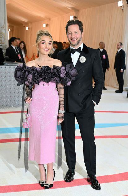 Two more of the gala's hosts, journalist Derek Blasberg and comedian Chloe Fineman, in a custom gown by New York-based Wiederhoeft.