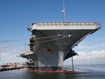 The nuclear aircraft carrier USS George Washington pier side at Norfolk Naval Station in Norfolk, Va., Sept. 30, 2016.