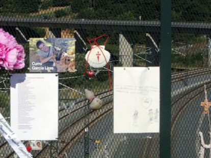 People leave flowers, messages and photos in memory of the train crash victims at the bridge over A Grandeira curve, in Angrois.
