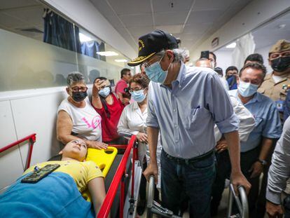 Fotografía cedida por Presidencia que muestra al presidente de Ecuador, Guillermo Lasso (d), mientras visita a los heridos por el terremoto hoy, en el Hospital del Seguro Social en la ciudad de Machala (Ecuador).