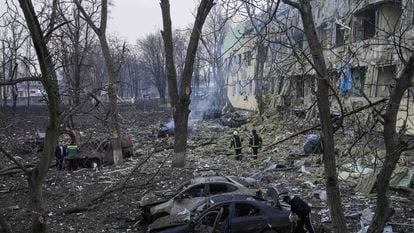 The devastation caused on Wednesday by the Russian attack on a maternity hospital in Mariupol, in southern Ukraine.