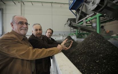 From left to right: Rivas Mayor José Masa, RivaMadrid manager José Gómez and Ecohispánica boss Jesús Marco, pictured at the pilot plant.