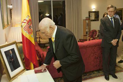 Marco Macías at his Spanish citizenship ceremony.