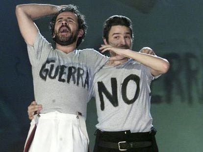 The actors Willy Toledo (l) and Alberto San Juan say no to war at the 2003 Goya Awards ceremony.