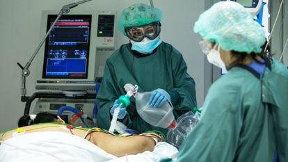 Health workers with an intensive care patient in Bellvitge University hospital in Barcelona.
